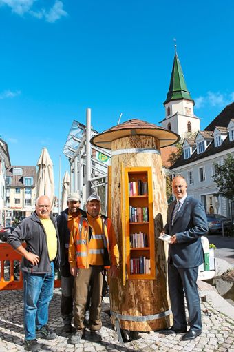 Das Bauhof-Team mit Georg Hirt (von links), Andreas Weißer und Dirk Ullrich zeigen Bürgermeister Michael Kollmeier den neu geschaffenen Bücherbaum.  Foto: Stadt Foto: Schwarzwälder Bote
