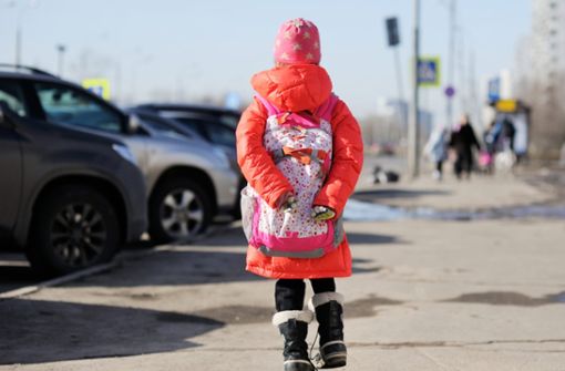 Das Mädchen war auf dem Weg zur Schule, als es von einem unbekannten Mann attackiert wurde. (Symbolfoto)  Foto: Alinute Silzeviciute/ Shutterstock