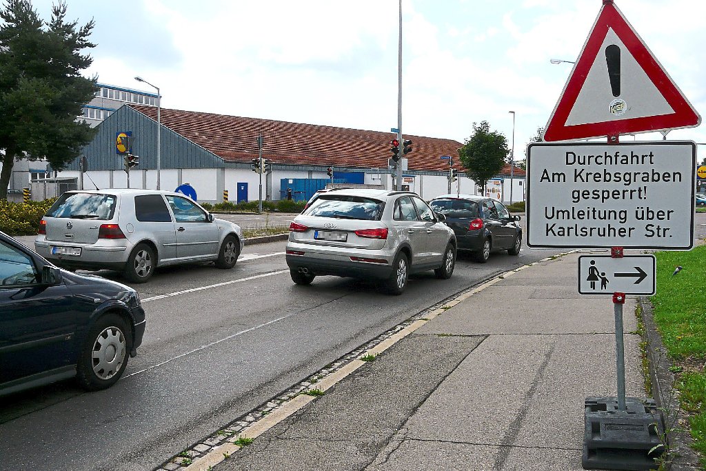 Das besondere Schild: Es bezieht sich eigentlich auf die Fußgänger, doch die Durchfahrt irritiert auch  Autofahrer. Ein Druckfehler, heißt es von Seiten der Stadt – und der soll in Durchgang abgeändert werden.  Foto: Hanauer