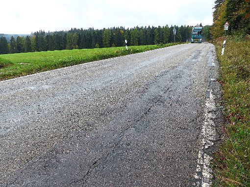 Schmal und holprig: Die Kreisstraße zwischen Loßburg und Ödenwald, hier bei Büchenberg, ist dringend sanierungsbedürftig.     Foto: Wiegert