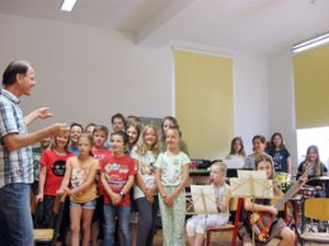 Klassenlehrer Ralf Kappler und die musikalischen Viertklässler in Aktion Foto: Stöhr Foto: Schwarzwälder Bote