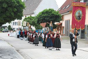 Prozession anlässlich des Skapulierfestes: Clemens Fahl gefolgt von der Trachtengruppe und den Ministranten. Fotos: Rademacher Foto: Schwarzwälder Bote