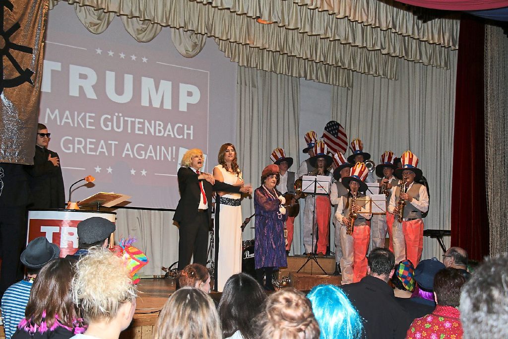 Bürgermeisterkandidat Donald Trump (links) will make  Gütenbach great again, sogar ein eigener Trumpelpfad soll entstehen (links). Einen sehr speziellen Auftritt hat diesmal das Männerballett (rechts).