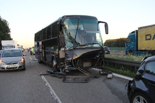 Acht Personen sind am Donnerstagabend bei einem Unfall mit einem Bus auf der A8 bei Laichingen (Alb-Donau-Kreis) verletzt worden. Foto: www.7aktuell.de/Christian Schlienz