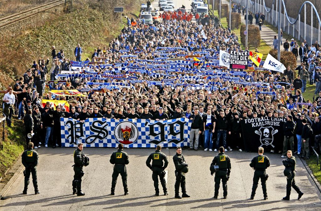 Die Fans aus Karlsruhe   – wie hier 2008 – und aus Stuttgart wollen in großen Pulks zum Stadion marschieren. Die Polizei will dabei auf eine strikte Trennung achten. Foto: Steffen Honzera