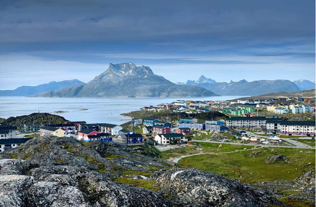 Bunte Häuser, graue  Felsen: Das ist Grönland. Foto: Bernd /auser