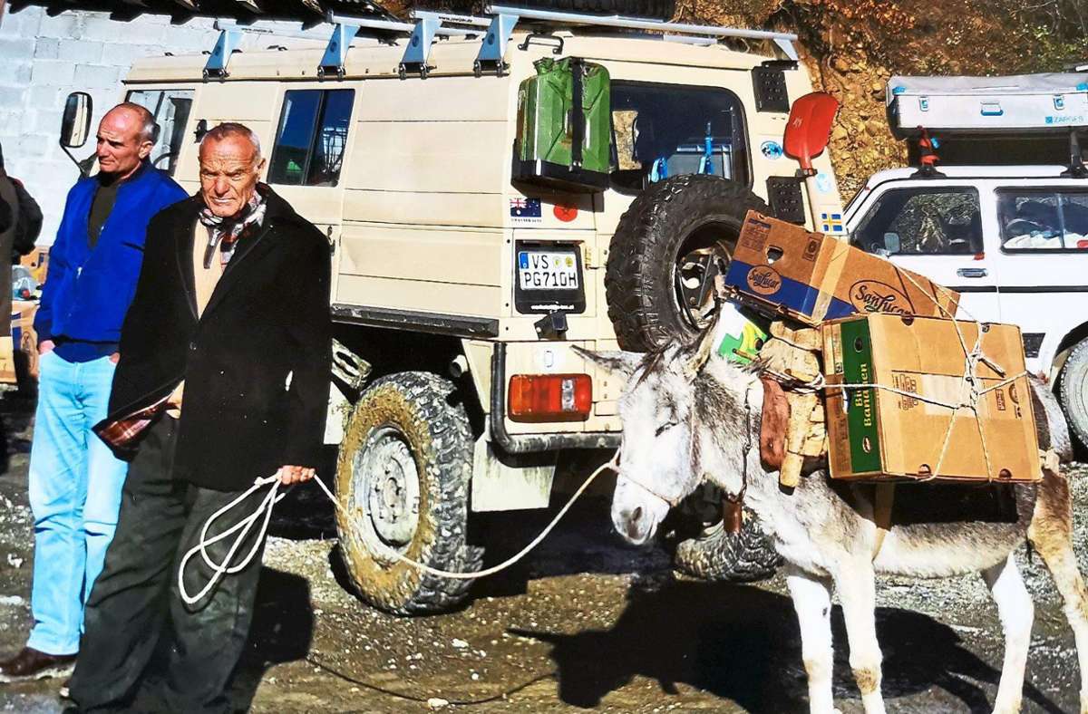 In Albanien werden die Helfer sehnlichst erwartet. Esel transportieren die Kartons mit Kleidung, und in Schule und Kindergarten ist ebenfalls die Freude groß.