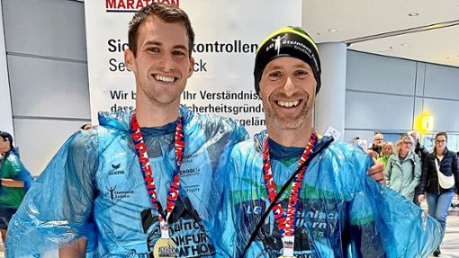 Glücklich und zufrieden waren Jens Kalmbach und Andreas Scherer im Ziel beim Frankfurt-Marathon. Foto: Abt