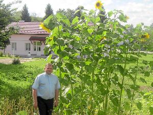 Pfarrer Peter aus Boryslaw im Garten des dortigen Sozialzentrums. Foto: Schwarzwälder-Bote