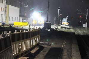 Die Baustelle auf dem Sulzer Bahnhof ist ausgeleuchtet: Vorwiegend muss nachts gearbeitet werden.  Foto: Steinmetz