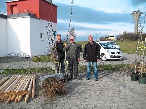 Johannes Beyer,   Rudolf Dreher und   Moritz Bregenzer (von links) freuen sich über die Obstbäume. Foto: Landratsamt Foto: Schwarzwälder-Bote