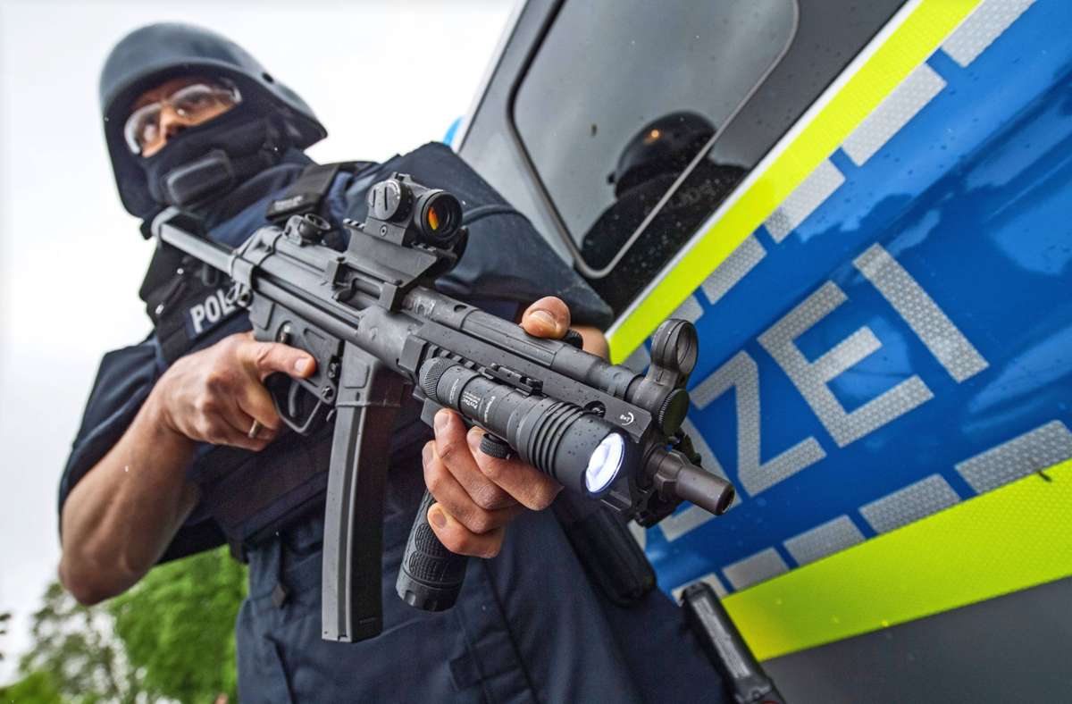 Ein Polizist bewaffnet mit einer MP5 von Heckler & Koch. Foto: dpa/Boris Roessler