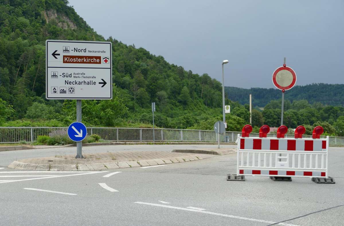 Die Rottweiler Straße in Oberndorf ist schon wieder gesperrt. Foto: Störzer