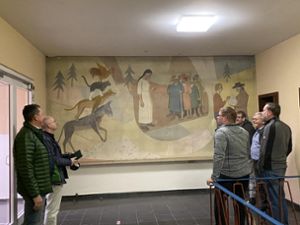 Das Bochinger Gremium schaut sich in der Gutenbergschule das freigelegte Wandgemälde, das drei Grimm’sche Märchen zeigt, an. Quelle: Unbekannt
