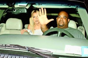 Britney Spears 2003: Die Geste ihres Fahrers, halb Begrüßung der Paparazzi, halb Abwehr, symbolisiert  das Problem des Starrummels. Foto: imago