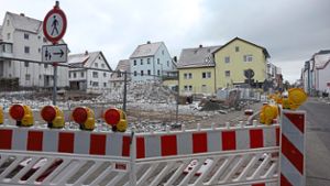Absperrungen entlang der Oberdorfstraße machen die Baustelle des zukünftigen B & B-Hotels sichtbar. Foto: Moser