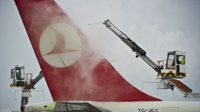 Starker Schneefall: Flughafen Frankfurt gesperrt