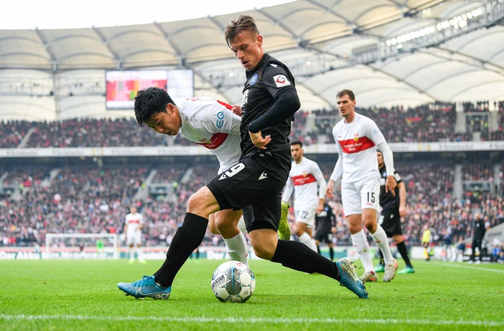 Wataru Endo (links) vom VfB Stuttgart in Aktion gegen Marvin Pourie vom Karlsruher SC.  Foto: dpa