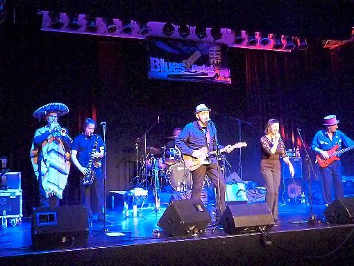 Die Band Bluesquamperfect  überzeugte mit ihrem Auftritt im Simmersfelder Festspielhaus. Foto: Kosowska-Németh Foto: Schwarzwälder-Bote