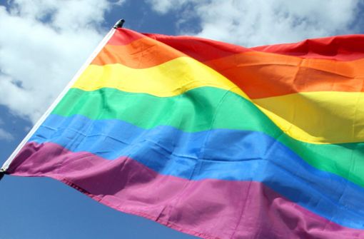 Die Pfarrgemeinde im bayerischen Landkreis Neu-Ulm hatte die Fahne gehisst, um ihre Zustimmung zur Segnung gleichgeschlechtlicher Paare auszudrücken (Symbolfoto). Foto: dpa/Wolfgang Kumm