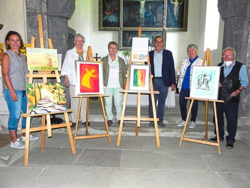 Einige der Senioren mit einer Auswahl an Bildern. Links die Künstlerin Ina Simone Petri, rechts Ulrich Schury, einer der Organisatoren der Ausstellung. Foto: Bäurle