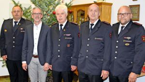Marcus Gnirß (von links) und Jens Keucher dankten Eugen Heizmann, Gert Bornheft und Michael Dannecker für ihren Einsatz Foto: Schwind