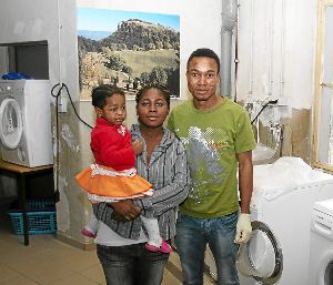 Hoffen auf eine Aufenthaltserlaubnis: Favour, Edith und John Oyakhilomen in der Waschküche der Gemeinschaftsunterkunft für Asylbewerber in Hechingen, wo sie sich täglich um die Wäsche kümmern. Foto: Geiser
