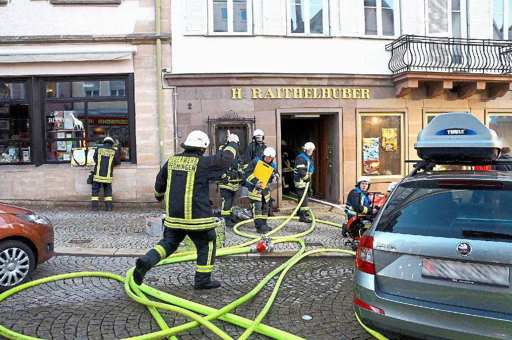 Eine reife Leistung haben die Hechinger Feuerwehren und ihre Kollegen aus Burladingen und Rangendingen beim Löschen des Brandes in der Hofapotheke gezeigt.