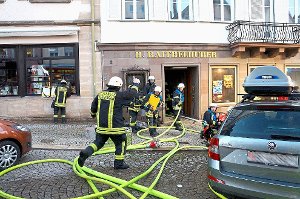 Eine reife Leistung haben die Hechinger Feuerwehren und ihre Kollegen aus Burladingen und Rangendingen beim Löschen des Brandes in der Hofapotheke gezeigt. Foto: Stopper