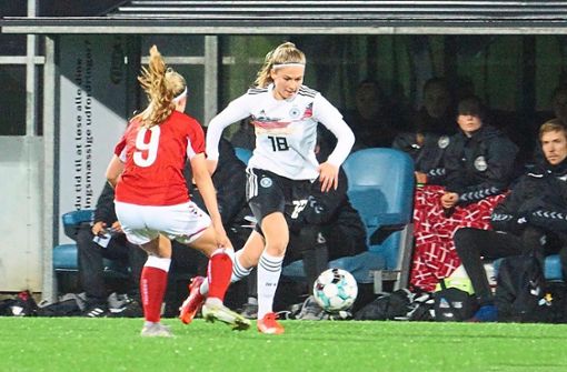 Zielstrebig führt Nadine Bitzer bei ihrem Länderspiel-Debüt den Ball. Am Ende siegt die deutsche U16 gegen Dänemark mit 2:1. Foto: Jörg Tölzel