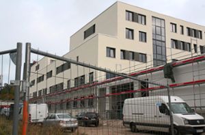 Der Krankenhaus-Teilneubau in Freudenstadt nimmt Gestalt an. Wenn er fertig ist, sollen Abläufe verbessert und Kosten gespart werden. Foto: Rath