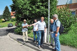 Anwohner Peter Buchholz (Dritter von links) zeigte Nicolai Bischler (rechs) die Problemstellen auf der Josef-Schmidt-Straße.     Foto: Kleinberger