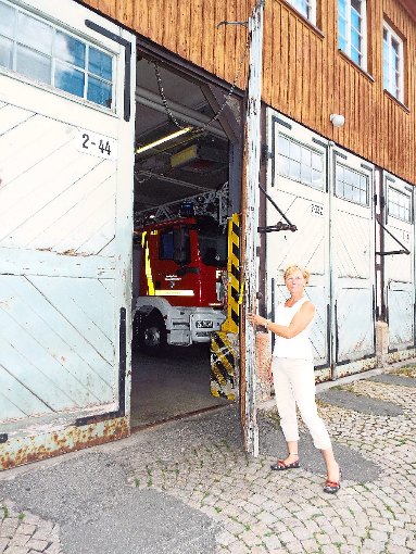 Marion M. Reigbert-Quellmalz vor dem Feuerwehrgerätehaus in Schwenningen. Wenn es nach ihr ginge, könnte sie hier bald ihren Traum von der Markthalle realisieren.  Foto: Hennings Foto: Schwarzwälder-Bote