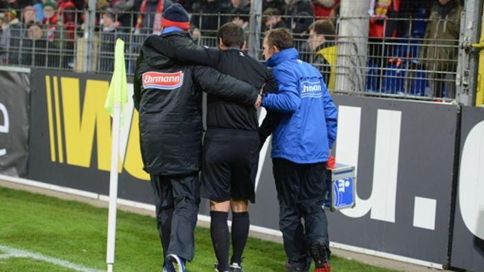 Freiburgs Fans feiern verletzten Schiri