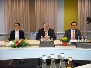 Der dreiköpfige Vorstand der Vereinigten Volksbank (von links): Anette Rehorsch-Hartmann, Wolfgang Klotz (Vorsitzender) und Jörg Niethammer.  Foto: Reichert Foto: Schwarzwälder Bote