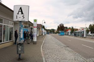 Der Busbahnhof vor dem Donaueschinger Bahnhofsgebäude wird in den nächsten Jahren saniert. Mutmaßlich wird dieses Drehkreuz auch in den Fahrplan größerer Anbieter aufgenommen.  Foto: Wursthorn