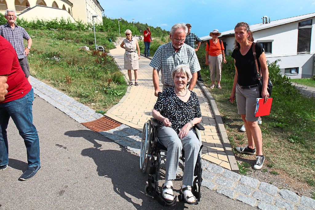 Stadtbaumeister Thomas Rosenstiel untersuchte mit der Dame im Rollstuhl die Problematik der Wasserrinne.