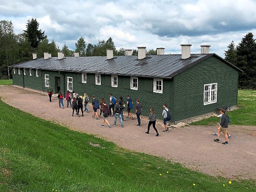 Schramberger Gymnasiasten auf dem Weg zur Baracke im  ehemaligen KZ Natzweiler.  Foto: Andreae Foto: Schwarzwälder-Bote