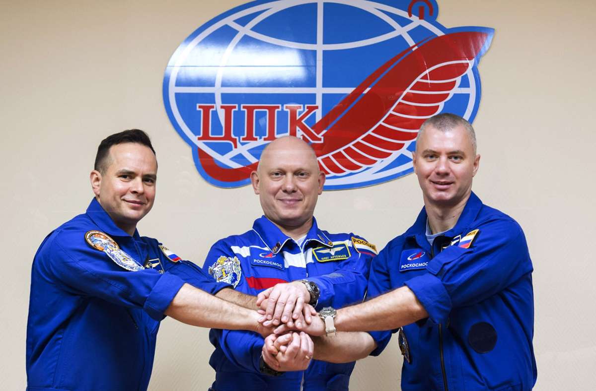 Die russischen Kosmonauten, Kommandant Oleg Artemjew (Mitte) und die Flugingenieure Denis Matwejew (rechts) und Sergej Korssakow