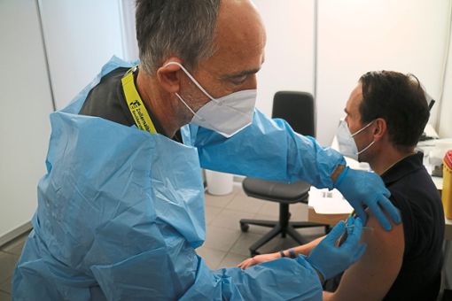 Der leitende Impfarzt Martin Sander hat am Freitag die ersten Menschen im Kreisimpfzentrum gegen das Coronavirus geimpft. Hier zeigt er, wie eine Impfung abläuft. (Szene gestellt) Foto: Müller
