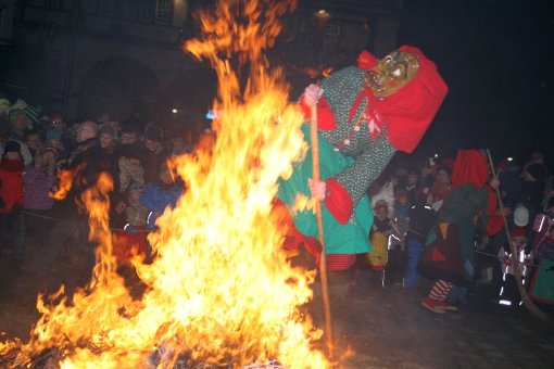 Durchs Feuer müssen die Hexen in Bräunlingen am 30. Januar um 18.33 Uhr beim Sprung der Urhexe aus dem Druidenstein am Nikolausbrunnen - dem ersten offiziellen Fasnetstermin der Narrenzunft Eintracht. Foto: Bartler-Team