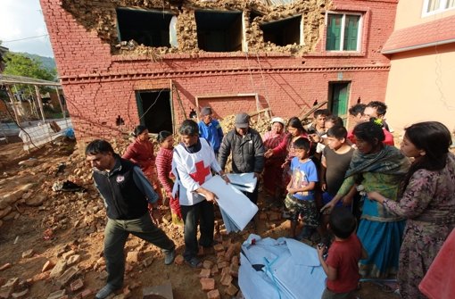 Nach dem Erdbeben finden die Helfer in Nepal immer mehr Menschen unter den Trümmern. Hunderttausende verlassen das Kathmandu-Tal. Foto: Red Cross and Red Crescent