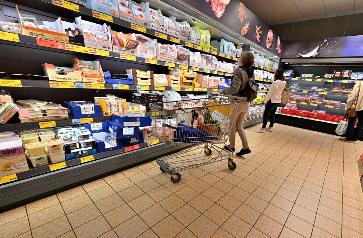 Kunden sind derzeit beim Einkaufen sparsam. (Symbolbild) Foto: IMAGO/Rolf Poss/IMAGO/Rolf Poss