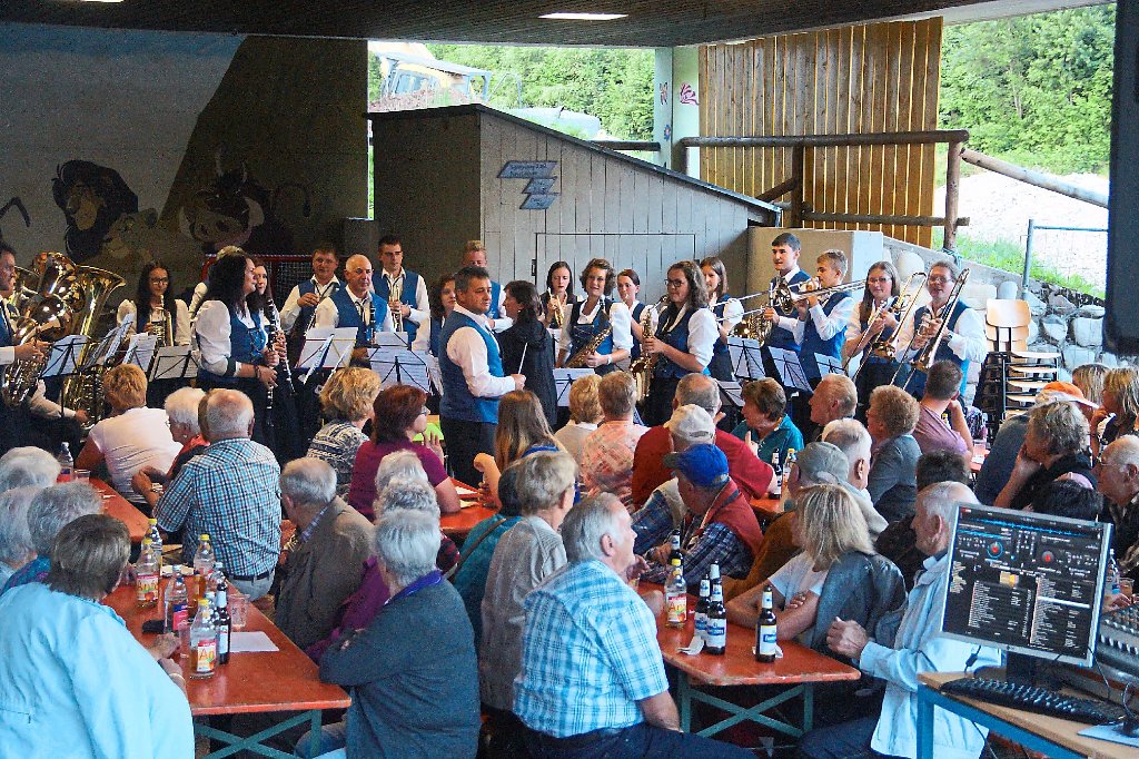 Mit einem Strauß bunter und beliebter Melodien unterhielten die Gütenbacher Musiker die Gäste bei ihrem traditionellen Platzkonzert. Foto: Heimpel Foto: Schwarzwälder-Bote