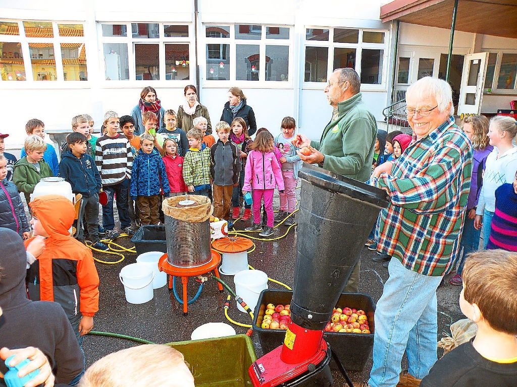 Der Hausemer Obst- und Gartenbauverein demonstrierte den Grundschülern, wie Apfelsaft hergestellt wird. Foto: Pfister Foto: Schwarzwälder-Bote