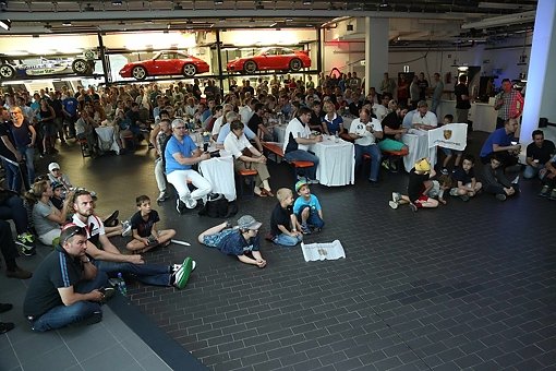 Rennsportfans treffen sich während des 24-Stunden-Rennens von Le Mans im Porsche-Museum in Zuffenhausen. Foto: www.7aktuell.de | Jonas Oswald