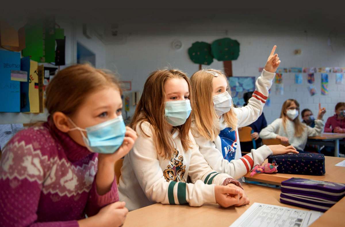 Den meisten Kindern hat die Maskenpflicht in der Schule keine größeren Schwierigkeiten bereitet. Jetzt ist sie abgeschafft. Foto: dpa/Gregor Fischer