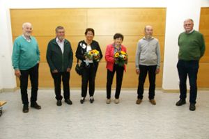 Für 60 Jahre Vereinszugehörigkeit hat der Deutsche Alpenverein Ebingen diese Mitglieder geehrt. Das Bild zeigt sie mit dem Vereinsvorsitzenden Eugen Schöller. Quelle: Unbekannt