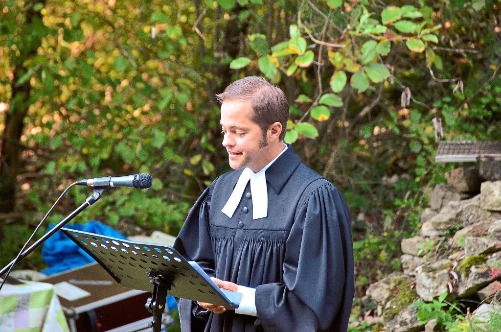 Pfarrer Jeschua Hipp geht in seiner Predigt auf den Garten Eden ein.