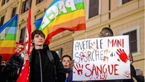 „An euren Händen klebt Blut“, heißt es auf dem Schild bei einer Demonstration am Sonntag in Rom gegen Polizeigewalt. Foto: /imago/Patrizia Cortellessa